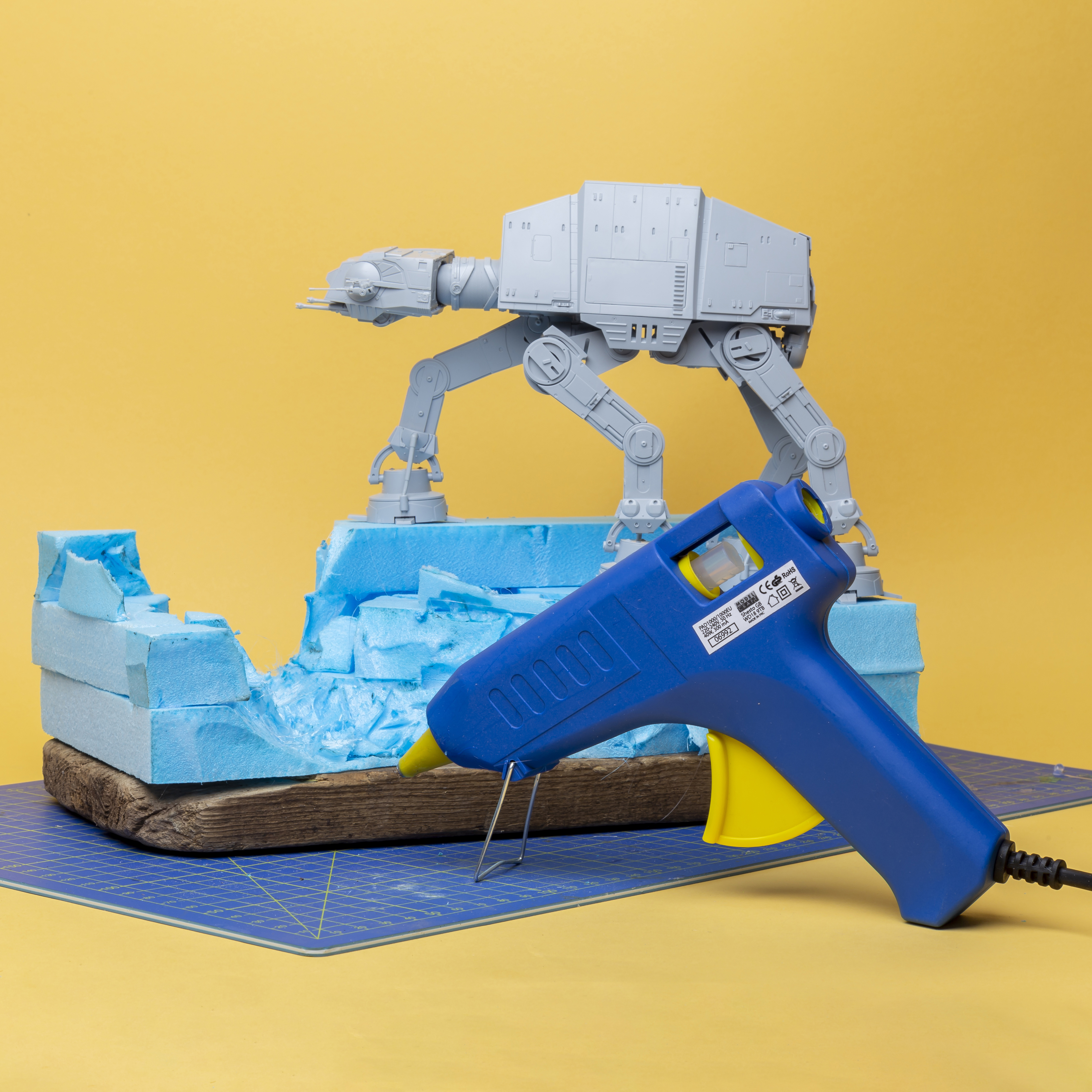 PRODUCT FEATURE: Glue Gun with Pistol Grip & Folding Stand PRODUCT FEATURE: Glue Gun with Pistol Grip & Folding Stand